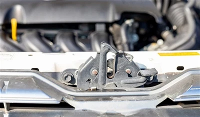 Pourquoi le loquet du capot avant de la voiture est-il si sécurisé ?
